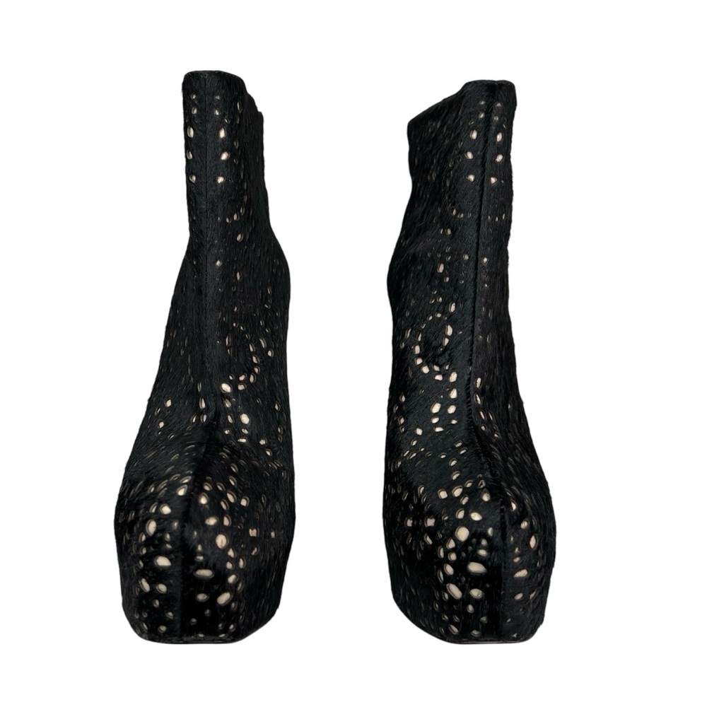 Alice + Olivia “Paige” Laser-cut Calf Hair Black Bootie Heel 38 1/2 - Picture 3 of 7